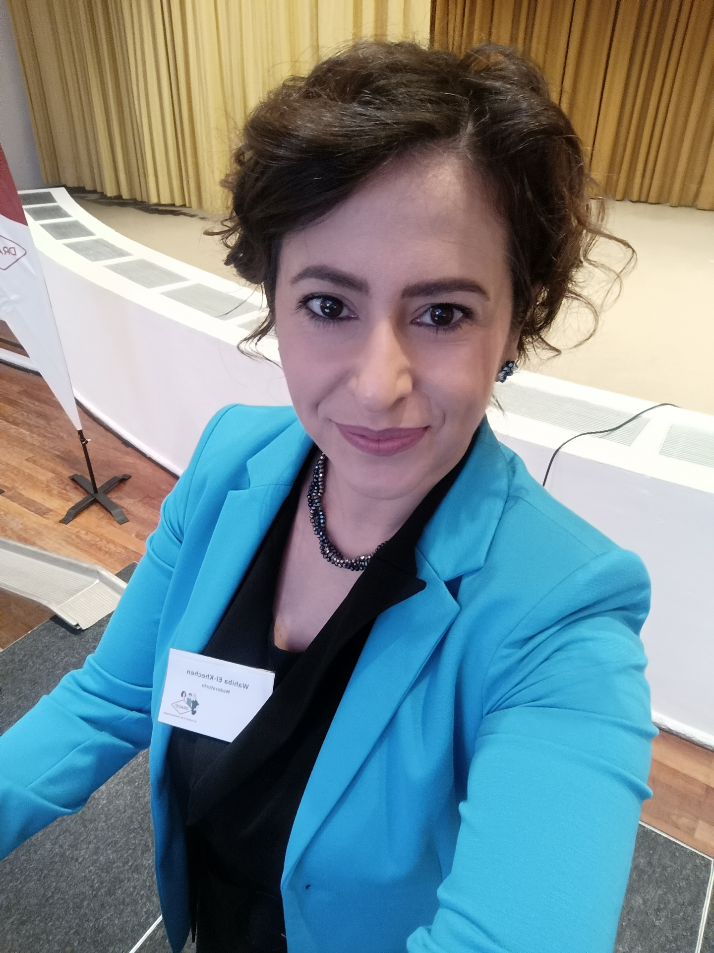Dr. Wahiba El-Khechen als Moderatorin bei einer Veranstaltung