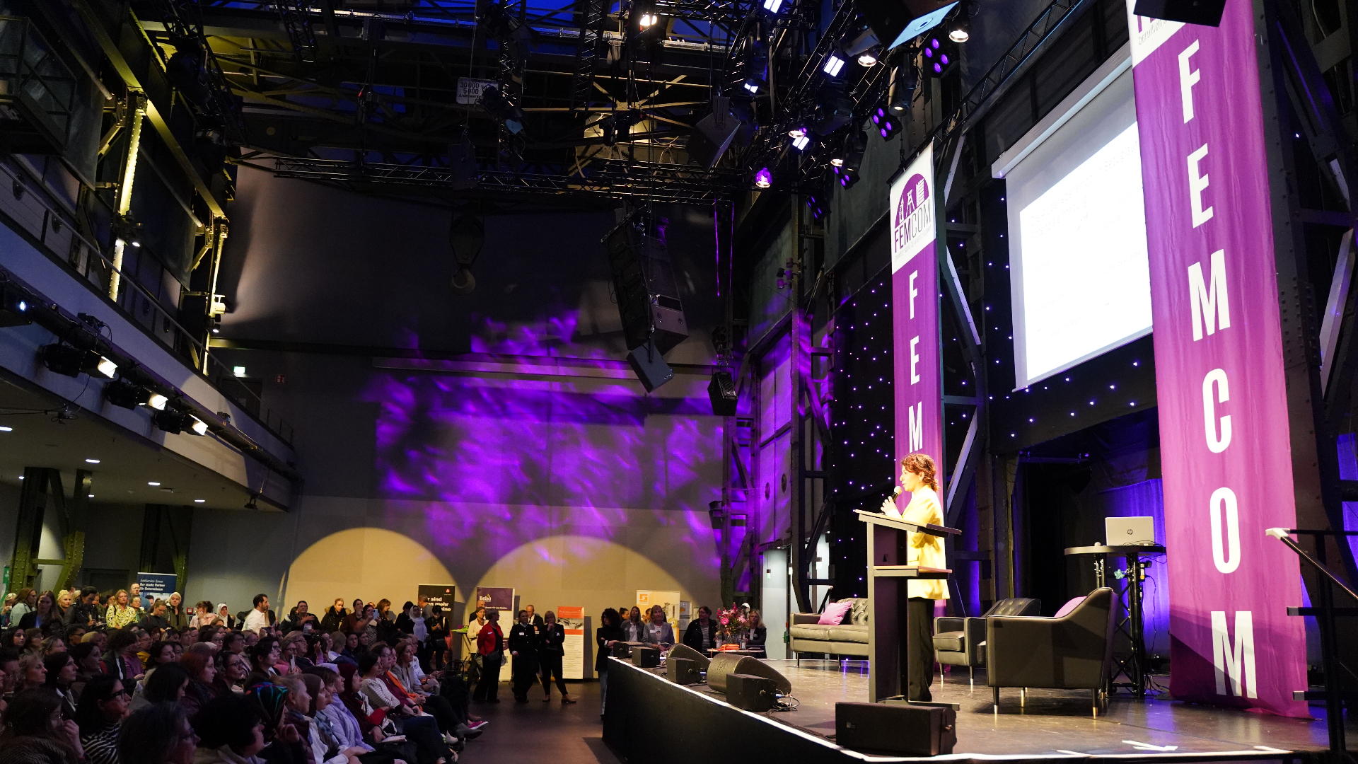 Dr. Wahiba El-Khechen bei einem Vortrag auf der FEMCOM